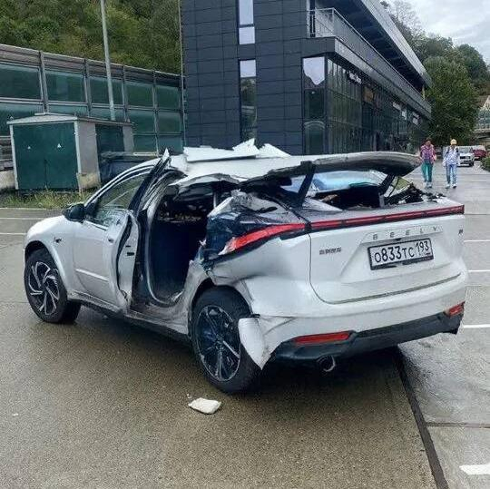 Владелец разрушенного автомобиля в Сочи обращается за компенсацией после стихийного бедствия